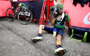 Alejandro Valverde sentado en el suelo tras finalizar la etapa. 