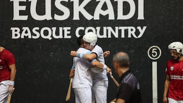 GRAFCAV7003. BILBAO, 26/11/2025.- El zaguero y delantero de la selección de Chile Raimundo Sáez (c-d) y Manuel Domínguez (c-i) se felicitan tras ganar a la selección de Argentina en su partido de pala corta por parejas del torneo internacional de Liga de Naciones celebrado en el frontón Bizkaia, en Bilbao. EFE/Luis Tejido