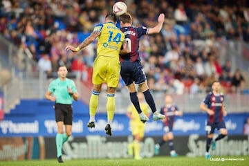 Bojan Kovacevic disputando un esférico frente a un jugador del Eibar. Foto: LaLiga.