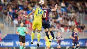 Bojan Kovacevic disputando un esférico frente a un jugador del Eibar. Foto: LaLiga.