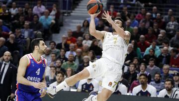 Facundo Campazzo lanza ante el Anadolu Efes.