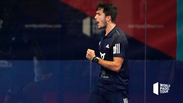 Alejandro Gal&aacute;n celebra un punto en el World Padel Tour.