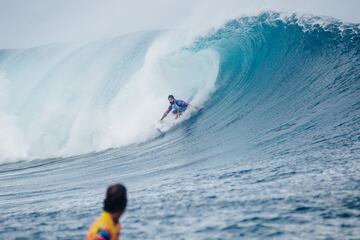 Teahupoo se pone grande y regala una jornada de surf para la historia