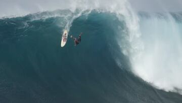 Un surfista cayendo desde el labio de una ola gigante en una sesión de surf XXL en Jaws (Pe'ahi, Maui, Hawái) el 2 de noviembre del 2021.