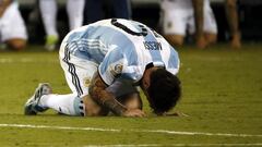 JSX56. East Rutherford (United States), 27/06/2016.- Argentina midfielder Lionel Messi reacts after missing his penalty shot during the COPA America Centenario USA 2016 Cup final soccer match between Argentina and Chile at the MetLife Stadium in East Rutherford, New Jersey, USA, 26 June 2016. (Estados Unidos) EFE/EPA/JASON SZENES