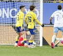 Aprobados y suspensos de Las Palmas: Pedrola debuta y besa el santo con la camiseta amarilla