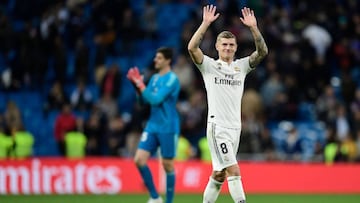 Real Madrid&#039;s German midfielder Toni Kroos celebrates at the end of the Spanish league football match between Real Madrid CF and Real Valladolid FC at the Santiago Bernabeu stadium in Madrid on November 3, 2018. (Photo by JAVIER SORIANO / AFP)