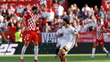 SEVILLA, 01/09/2024.- El defensa neerlandés del Girona Daley Blind (i) despeja de cabeza junto a Isaac Romero, del Sevilla, durante el partido de la cuarta jornada de LaLiga que Sevilla FC y Girona FC disputan hoy domingo en el estadio Ramón Sánchez-Pizjuán. EFE/Julio Muñoz