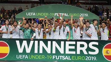 La selección española sub 19 de fútbol sala celebra el título.