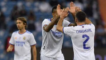 Carvajal y Militao chocan los cinco para darse ánimos antes de la semifinal de la Supercopa de España contra el Barcelona.