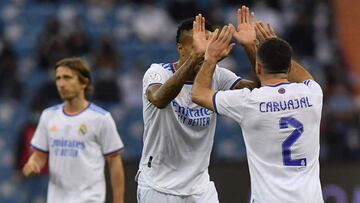 Carvajal y Militao chocan los cinco para darse &aacute;nimos antes de la semifinal de la Supercopa de Espa&ntilde;a contra el Barcelona.