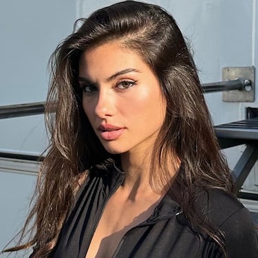 En cuanto a sus aficiones, Paula ostenta un estrecho vínculo con el mundo del arte y de la música gracias a su padre, quien le enseñó a tocar la guitarra y bailar flamenco.