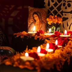El significado de los elementos del altar de Día de Muertos y cuándo se prenden las velas