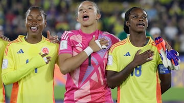 AME5545. BOGOTÁ (COLOMBIA), 03/09/2024.- Linda Caicedo (d), Luisa Agudelo (c) y Sintia Cabezas de Colombia forman este martes, en un partido del grupo A de la Copa Mundial Femenina sub-20 entre las selecciones de Colombia y Camerún en el estadio de El Campín en Bogotá (Colombia). EFE/ Carlos Ortega