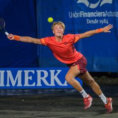 El joven lituano Edas Butvilas se impone en el XXXVI Torneo Tenis Playa de Luanco