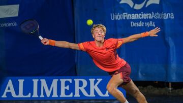 El tenista lituano Edas Butvilas devuelve una bola al espa?ol Miguel Avenda?o, durante la final de la trig¨¦simo sexta edici¨®n del torneo BDO Tenis Playa de Luanco disputada este martes en la localidad asturiana.