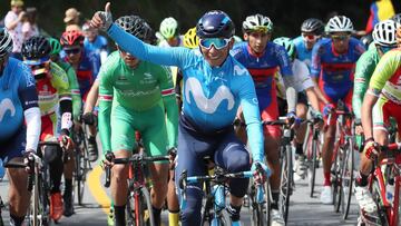 El ciclista colombiano Nairo Quintana corre junto a otros ciclistas durante el Gran Fondo de Nairo Quintana hoy, por las vías del departamento de Boyacá (Colombia).
