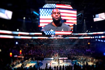 LeBron James en la pantallas gigantes del Spectrum Center de Charlotte. 