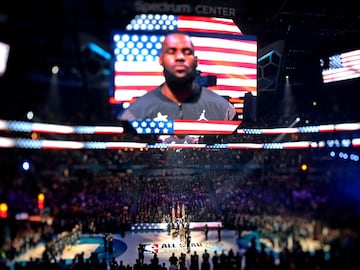 LeBron James en la pantallas gigantes del Spectrum Center de Charlotte. 