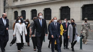 AME7515. LIMA (PER&Uacute;), 11/08/2020. Fotograf&iacute;a cedida por la Presidencia del Consejo de Ministros de Per&uacute;, que muestra al presidente del pa&iacute;s, Mart&iacute;n Vizcarra (c-i), y al nuevo presidente del Consejo de Ministros, Walter Martos (c-d), a su llegada al Congreso para que Martos solicite el voto de confianza, hoy en Lima (Per&uacute;). EFE/PCM/SOLO USO EDITORIAL/NO VENTAS