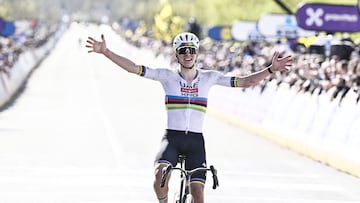 Pogacar celebra su victoria en la meta de Oudenaarde.