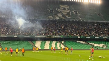 Los aficionados del Betis, en un entrenamiento del a&ntilde;o pasado.