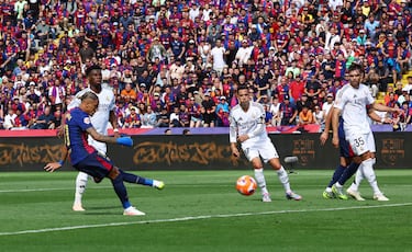 El delantero del Barcelona Raphinha marca el 4-2 al Real Madrid. 