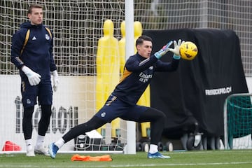 Lunin y Kepa, en una sesión preparatoria con el Madrid.