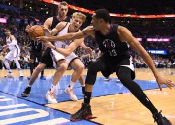 Kyle Singler (c) disputa un balón con Wesley Johnson (d) y Cole Aldrich (i).