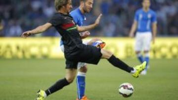 El jugador de Portugal Fabio Coentrao (frente) disputa el bal&oacute;n contra el jugador de Italia Andrea Bertolacci 