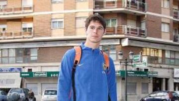 <b>PREMONICIÓN. </b>Zigic posa con San Sebastián de fondo cuando el Valencia jugó en Irún la Copa.