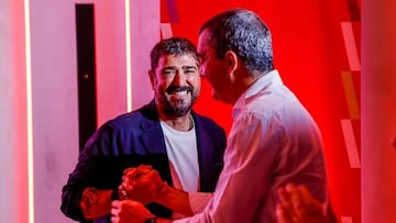 Antonio Orozco con Javier Guillén, director de La Vuelta, en la presentación de la sintonía oficial de 2025.