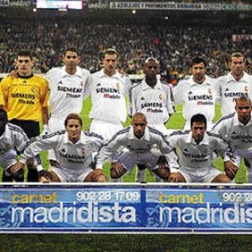 Casillas, Hierro, Helguera, Flavio, Figo, Zidane, Makelele, Salgado, Roberto Carlos, Ral y Ronaldo. El once de gala del Madrid.