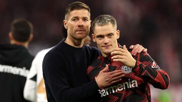 Florian Wirtz dialoga amistosamente con Xabi Alonso.