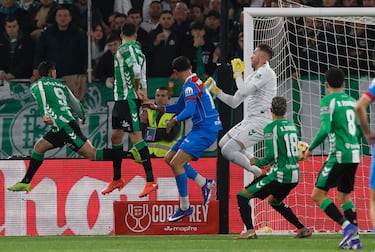 0-1. Córner que lanza el Atlético, Hancko peina al primer palo y Adrián, que la toca con la pierna, no puede evitar que el balón se cuele en su portería.