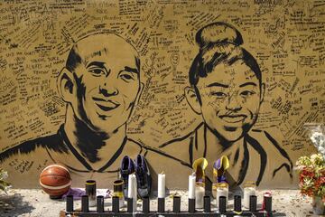 Cientos de mensajes en una pared con los retratos Kobe Bryant y su hija Gianna en el exterior de la cancha de baloncesto "House of Kobe" en Valenzuela, Manila, Filipinas.