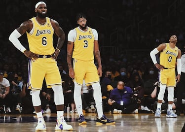 El ejemplo que tenemos más cercano, que no por ello el más importante. A pesar de que solo el mundo previó el sinsentido de traer a Russell Westbrook, los Lakers vieron algo que el resto no, y al final vieron lo mismo que el resto. Carmelo Anthony, Anthony Davis, LeBron James, Dwight Howard, un Rajon Rondo que salió a mitad de curso, Trevor Ariza… Muchos nombres pero muy veteranos y un equipo que todavía no ha acabado una temporada que nunca ha empezado. Salvo sorpresa mayúscula (e histórica), se despedirán a las primeras de cambio e incluso se podrían quedar en el play-in. Un equipo lleno de nombres, vanidoso sin motivo y que además ha estado lleno de lesiones y mala suerte. Eso sí, en 2012 habrían formado un equipo inolvidable, claro… 