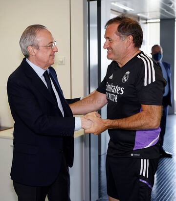 Luis Llopis charla con Florentino P¨¦rez.