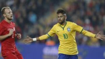 Neymar marcó dos goles en la victoria de Brasil ante Turquía.
