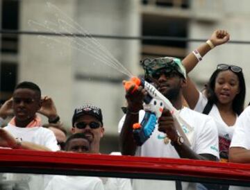 Lebron James juega con una pistola de agua.