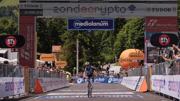 Gigante celebra su triunfo en el Giro Women.