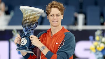 MASON, OHIO - AUGUST 19: Jannik Sinner of Italy poses with the Rookwood Cup after defeating Frances Tiafoe of the United States during the men's final of the Cincinnati Open at the Lindner Family Tennis Center on August 19, 2024 in Mason, Ohio. Matthew Stockman/Getty Images/AFP (Photo by MATTHEW STOCKMAN / GETTY IMAGES NORTH AMERICA / Getty Images via AFP)
