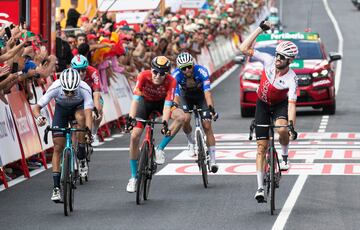 Jesus Herrada cruzando la meta como primero en la séptima etapa de La Vuelta.