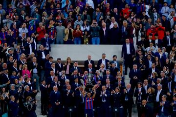 El Barcelona levanta el trofeo de LaLiga en el Camp Nou