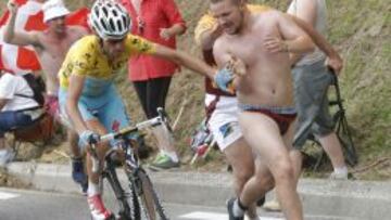 IMPARABLE. Ni siquiera el acoso de un aficionado semidesnudo frenó la potencia y la determinación de Vincenzo Nibali en la subida de Hautacam.
