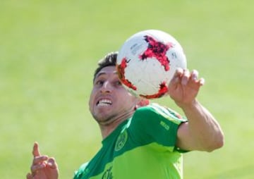 Emergió de Pachuca y llegó al Porto, donde en 2015 fue elegido como el mejor jugador de su equipo. Con la Selección Mexicana jugó un brillante Mundial de Brasil y es un fijo en el esquema de Juan Carlos Osorio. No obstante, su talento no está en sintonía con su físico; la afición suele compararlo con el personaje de televisión 'Furcio'.