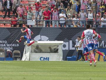 El jugador del Atlético San Luis, Nicolás Ibáñez, celebra el 1-0.