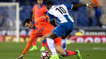 El centrocampista de la UD Las Palmas Vicente Gómez lucha con el delantero ecuatoriano del RCD Espanyol Felipe Caicedo.