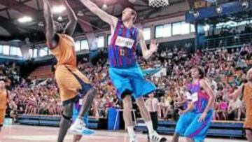 <b>ILUSTRATIVO. </b>Fran Vázquez dificulta una acción ofensiva de Savané ante la mirada de Ricky Rubio.