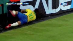 El duro choque de Neymar contra una valla de publicidad